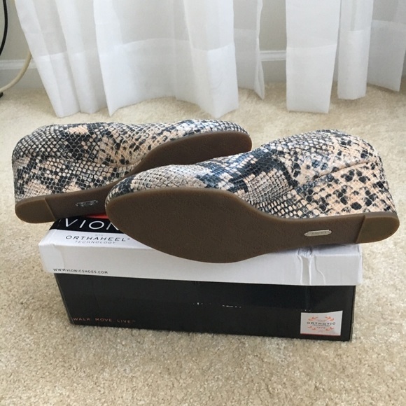 𝅺VIONIC cushioned snakeskin wedge - Picture 6 of 10